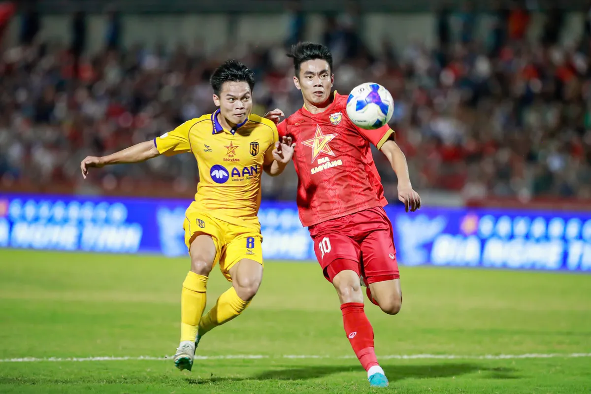 Những bất ngờ của V.League 2024/2025: Hồng Lĩnh Hà Tĩnh và B. Bình Dương - những gam màu sáng tối
- Ảnh 1. Những bất ngờ của V.League 2024/2025: Hồng Lĩnh Hà Tĩnh và B. Bình Dương - những gam màu sáng tối
- Ảnh 1.