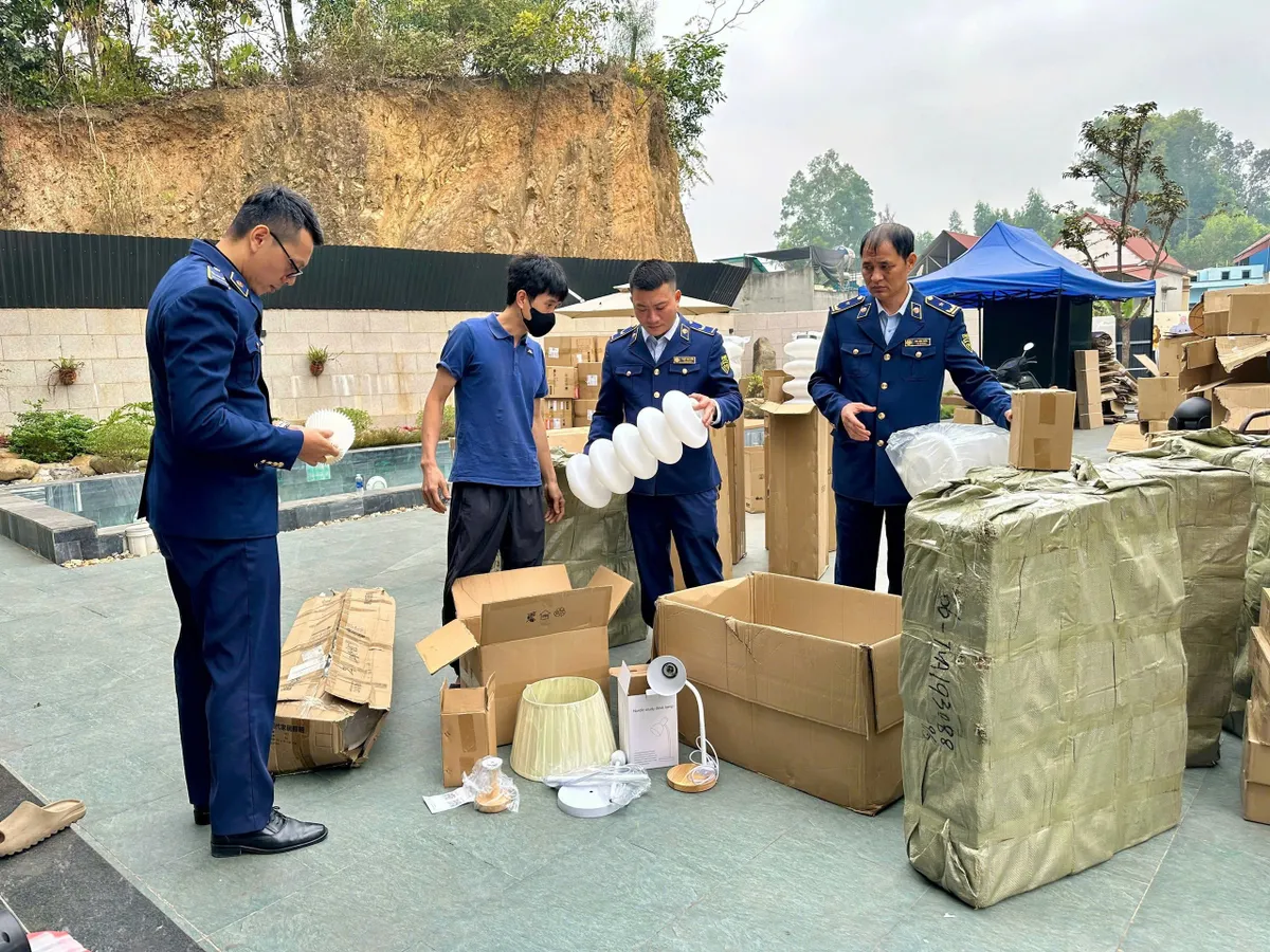 Từ chợ truyền thống đến “chợ mạng”, hàng giả bị siết chặt toàn tuyến  - Ảnh 1.