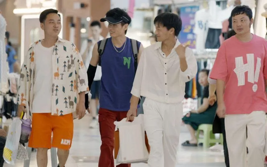 Trong ảnh từ trái qua: Hao dẫn các khách hàng Wu, Li và Zhou đi mua quần áo. (Ảnh: Fish+Bear Pictures)