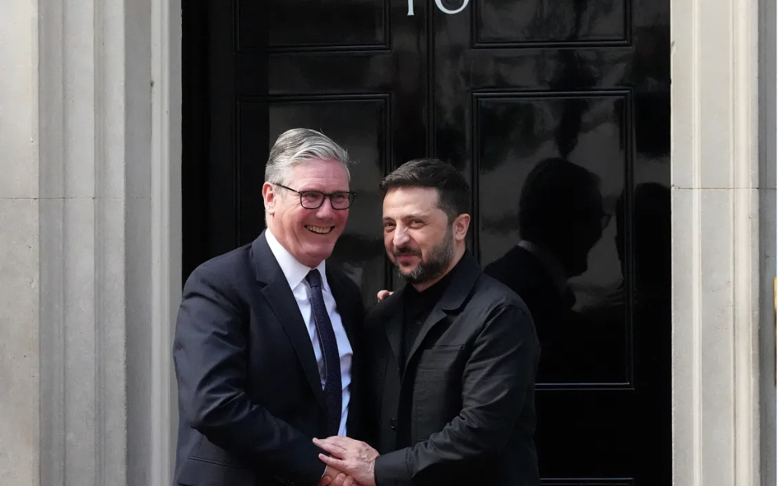 Thủ tướng Anh Keir Starmer (trái) và Tổng thống Ukraine Zelensky tại London, Anh, ngày 23/6 (Ảnh: AP) Thủ tướng Anh Keir Starmer (trái) và Tổng thống Ukraine Zelensky tại London, Anh, ngày 23/6 (Ảnh: AP)