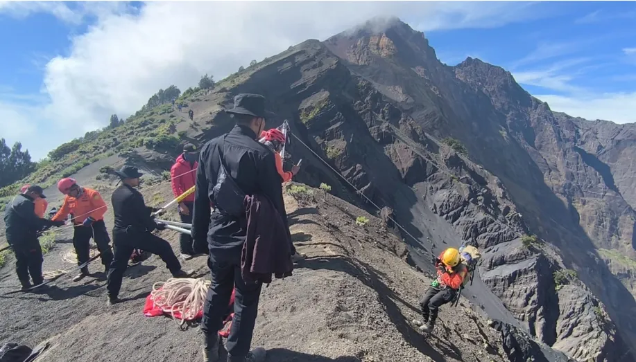 Indonesia nỗ lực cứu du kh&aacute;ch Brazil rơi xuống khe n&uacute;i lửa- Ảnh 1.