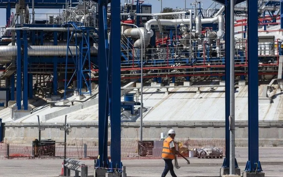 Nhà máy khí đốt tự nhiên hóa lỏng (LNG) của Hy Lạp trên đảo Revithoussa, gần Athens (Ảnh: Tân Hoa Xã)