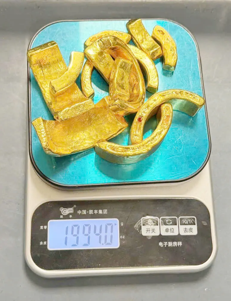 Bắt giữ vụ vận chuyển gần 2kg kim loại nghi l&agrave; v&agrave;ng   - Ảnh 1.