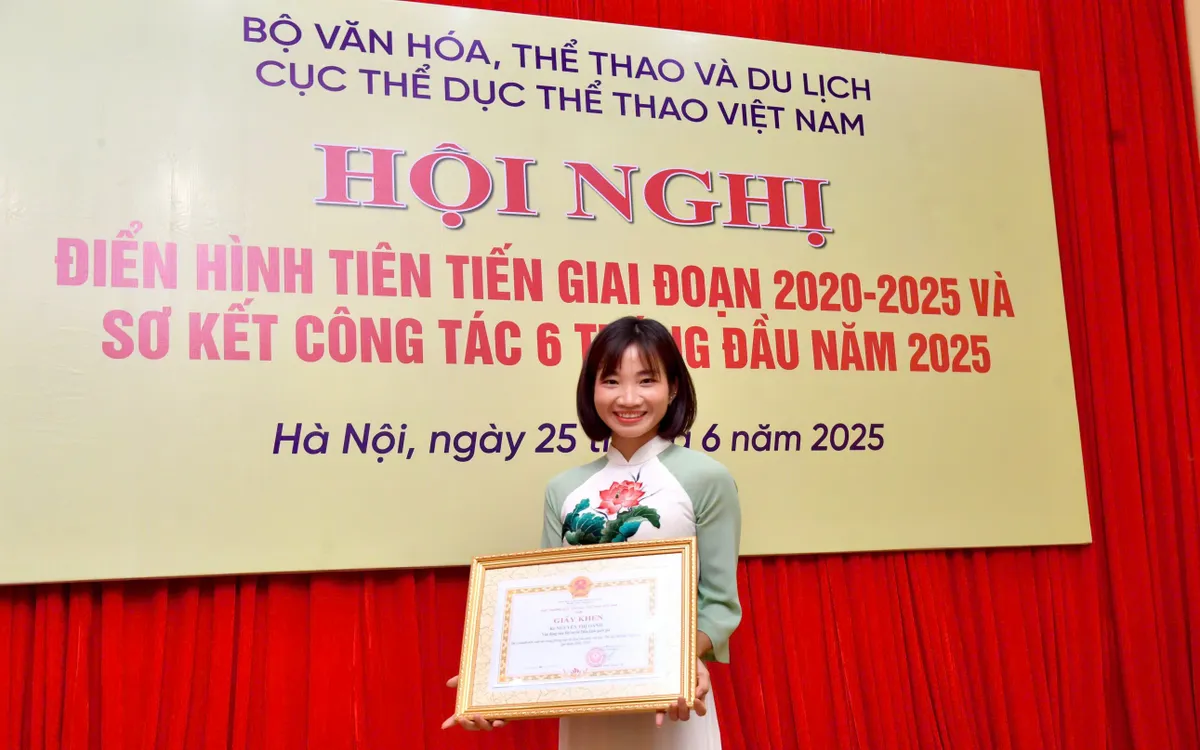 VĐV Nguyễn Thị Oanh nhận giấy khen từ Cục Thể dục thể thao Việt Nam.