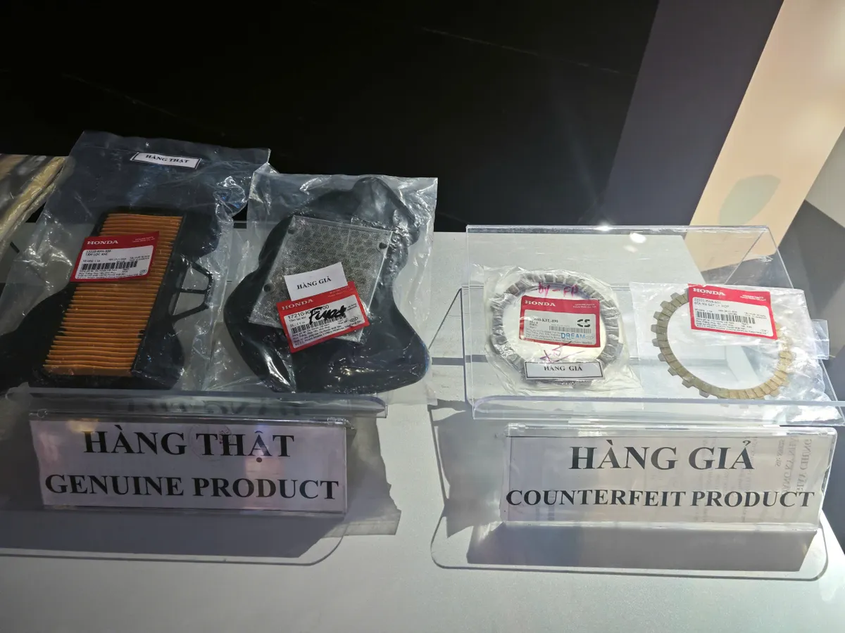 Phụ tùng nón bảo hiểm giả nỗi đau thật- Ảnh 2. Phụ tùng nón bảo hiểm giả nỗi đau thật- Ảnh 2.