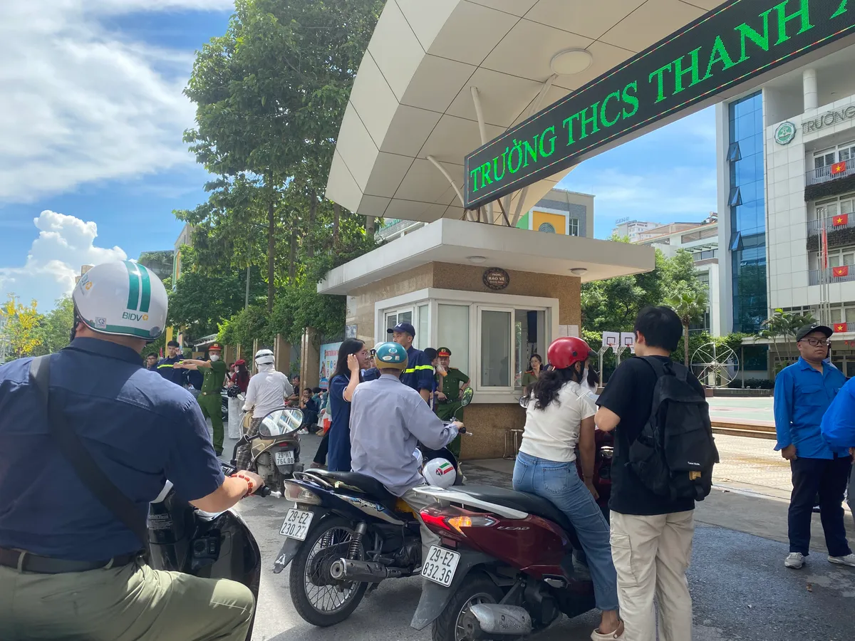 Sắc xanh tình nguyện mùa thi: Tiếp sức không chỉ bằng hành động, mà bằng cả trái tim  - Ảnh 8.