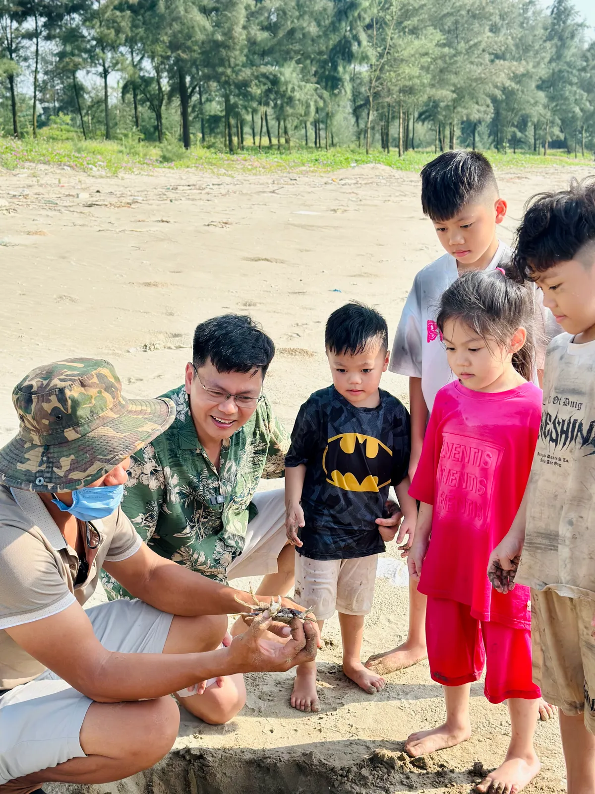 Khung cảnh hỗn loạn lần đầu xuất hiện trong Cha con vạn dặm  - Ảnh 3.