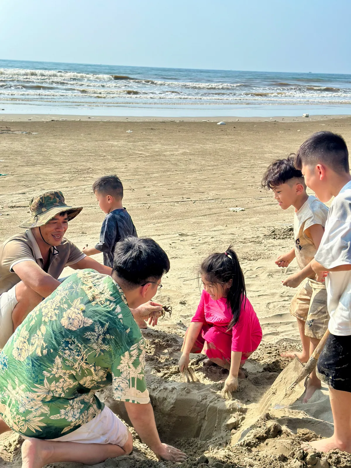 Khung cảnh hỗn loạn lần đầu xuất hiện trong Cha con vạn dặm  - Ảnh 2.