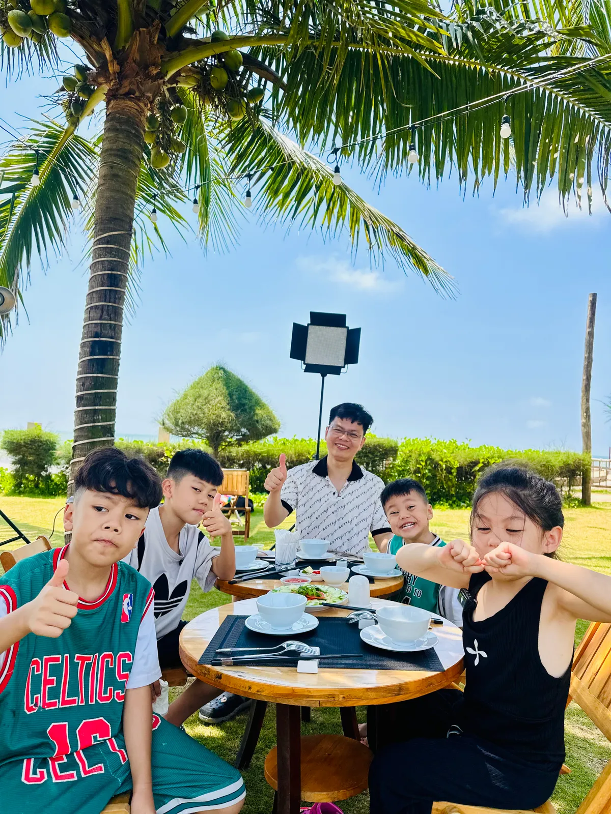 Khung cảnh hỗn loạn lần đầu xuất hiện trong Cha con vạn dặm  - Ảnh 4.