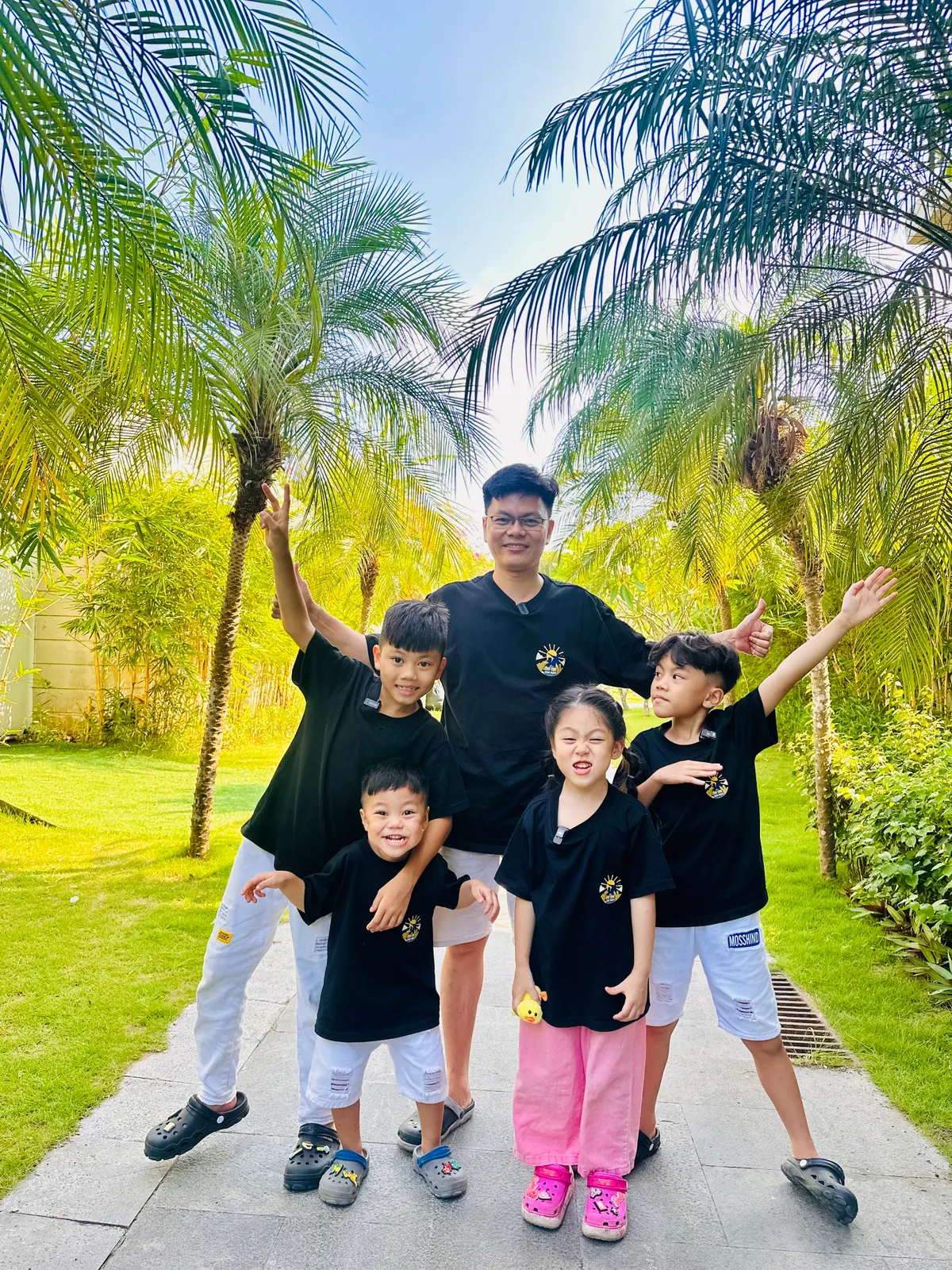 Khung cảnh hỗn loạn lần đầu xuất hiện trong Cha con vạn dặm  - Ảnh 5.