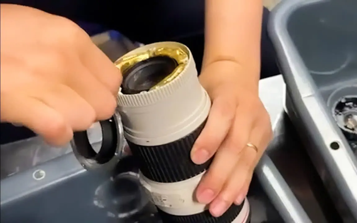 Hải quan cửa khẩu sân bay Quốc tế Nội Bài nhận thấy trong hành lý của hành khách C.P.H (quốc tịch Đài Loan, Trung Quốc) có dấu hiệu nghi vấn giấu trong 4 ống kính máy ảnh. 