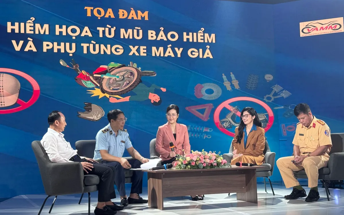 Các diễn giả tại buổi Tọa đàm "Hiểm họa từ mũ bảo hiểm và phụ tùng xe máy giả" tại VTV9. Các diễn giả tại buổi Tọa đàm "Hiểm họa từ mũ bảo hiểm và phụ tùng xe máy giả" tại VTV9.