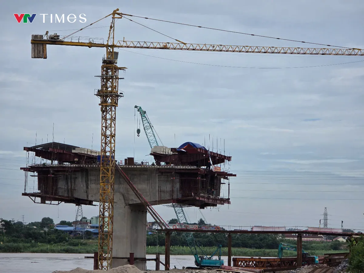 Phú Thọ: Toàn cảnh cầu Phong Châu mới đang dần hình thành  - Ảnh 2.