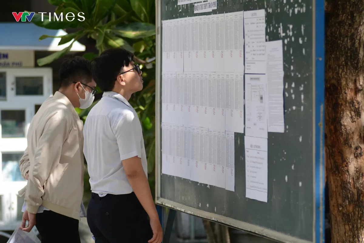 Chiều nay (25/6), hơn 14 ng&agrave;n th&iacute; sinh tại Đ&agrave; Nẵng đến c&aacute;c điểm thi để l&agrave;m thủ tục thi Tốt nghiệp THPT năm 2025- Ảnh 1.