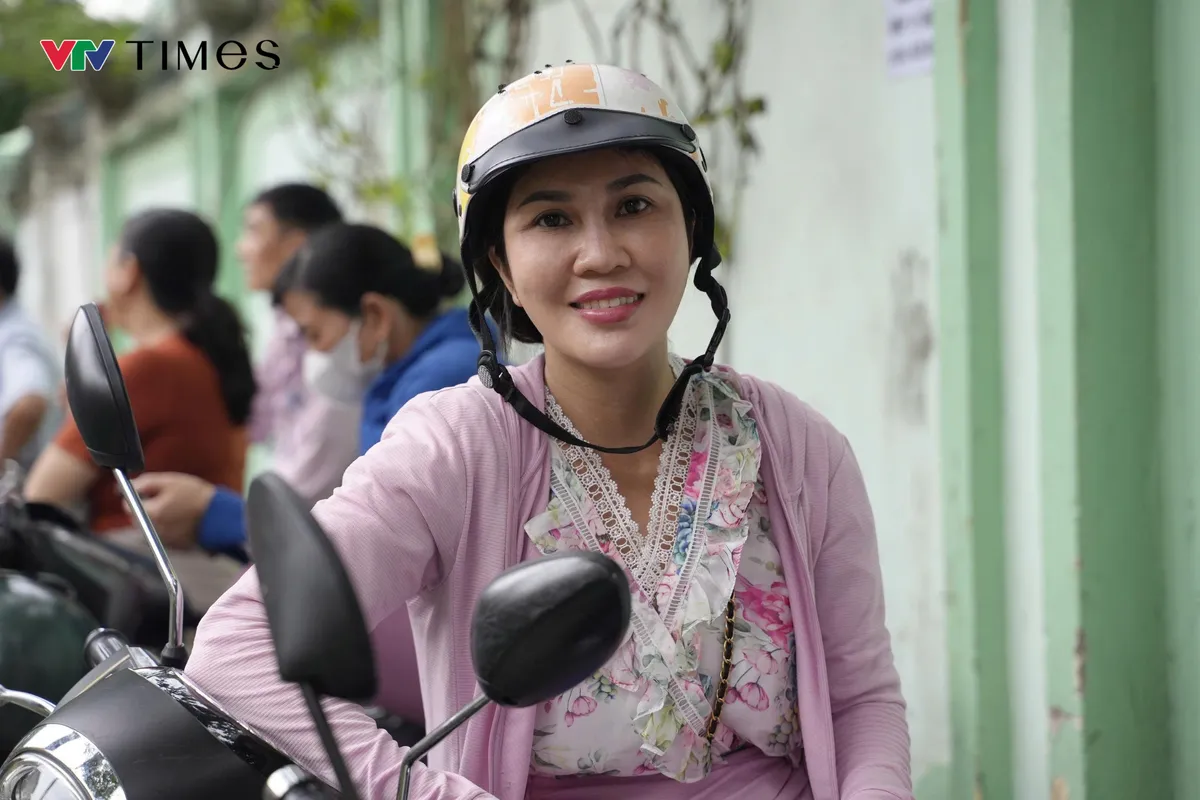 Phụ huynh nghỉ làm để đưa con đi thi tốt nghiệp THPT- Ảnh 1.