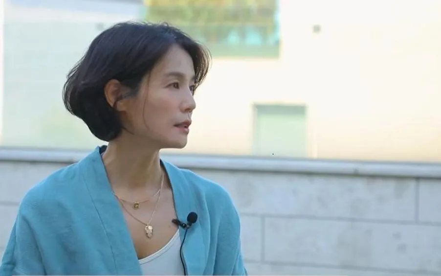 Diễn viên Kim Ji Ho trong cuộc phỏng vấn với show của Baik Ji-yeon. (Ảnh chụp màn hình Baik Ji-yeon's YouTube channel)