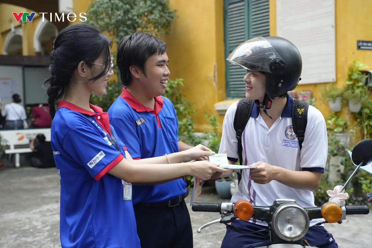 Phụ huynh nghỉ làm để đưa con đi thi tốt nghiệp THPT- Ảnh 5.