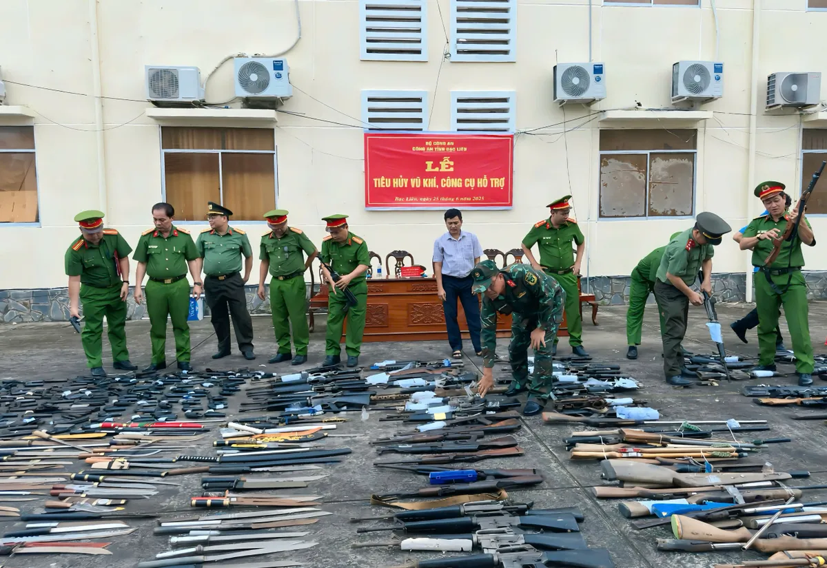 Bạc Liêu: Tiêu hủy hơn 1.300 vũ khí, công cụ hỗ trợ các loại- Ảnh 2. Bạc Liêu: Tiêu hủy hơn 1.300 vũ khí, công cụ hỗ trợ các loại- Ảnh 2.