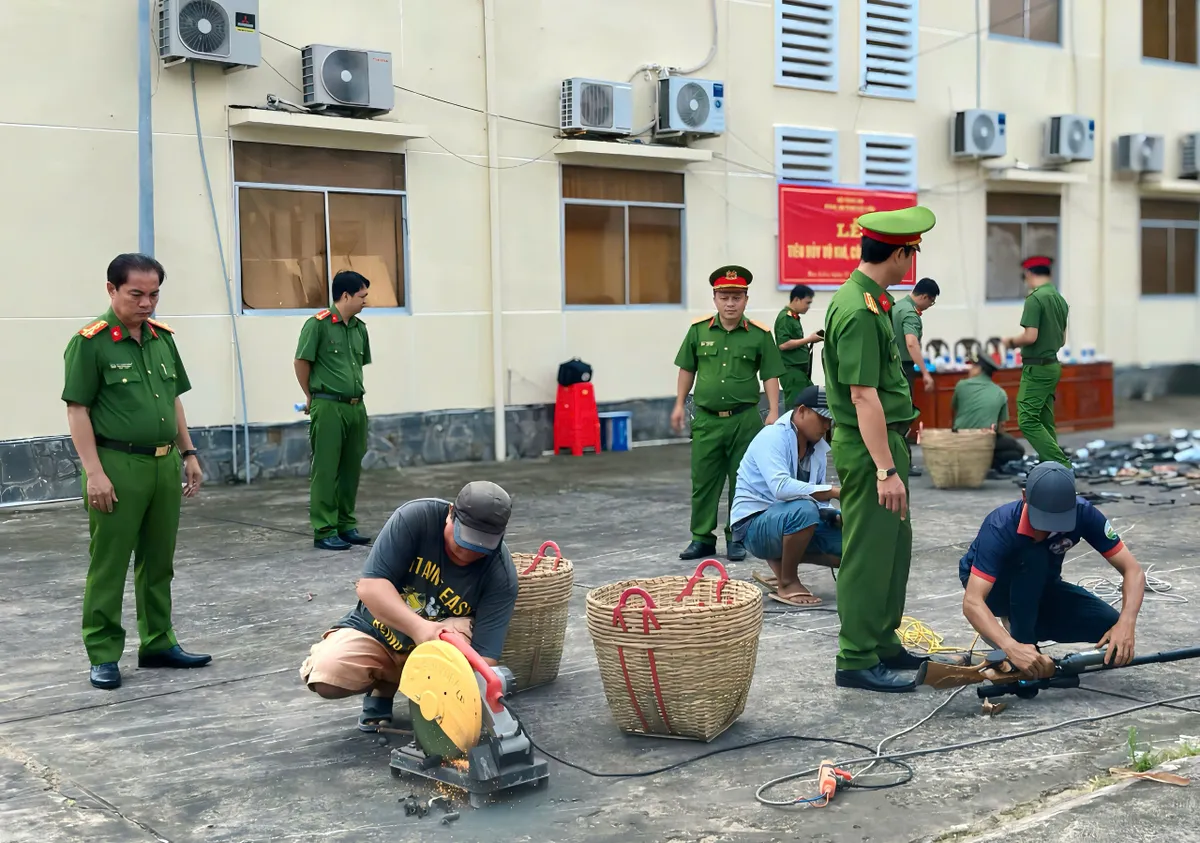 Bạc Liêu: Tiêu hủy hơn 1.300 vũ khí, công cụ hỗ trợ các loại- Ảnh 3. Bạc Liêu: Tiêu hủy hơn 1.300 vũ khí, công cụ hỗ trợ các loại- Ảnh 3.