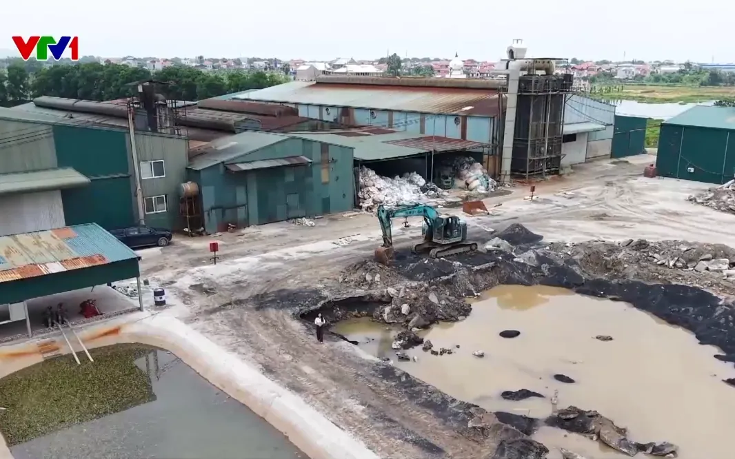 Mỗi ngày, có khoảng 8 tấn chất thải xỉ chì phát sinh từ xưởng sản xuất trái phép kim loại ở Phù Lỗ, Sóc Sơn, Hà Nội được đổ, chôn lấp tại đây. Mỗi ngày, có khoảng 8 tấn chất thải xỉ chì phát sinh từ xưởng sản xuất trái phép kim loại ở Phù Lỗ, Sóc Sơn, Hà Nội được đổ, chôn lấp tại đây.