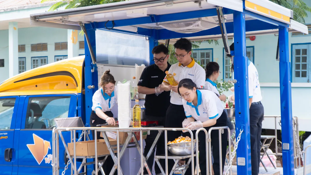 Chuyến xe tử tế th&aacute;ng 6: C&ugrave;ng "Cho em" lan toả hạnh ph&uacute;c tuổi thơ- Ảnh 10.