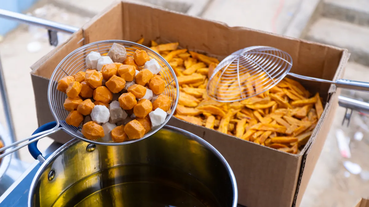 Chuyến xe tử tế th&aacute;ng 6: C&ugrave;ng "Cho em" lan toả hạnh ph&uacute;c tuổi thơ- Ảnh 11.