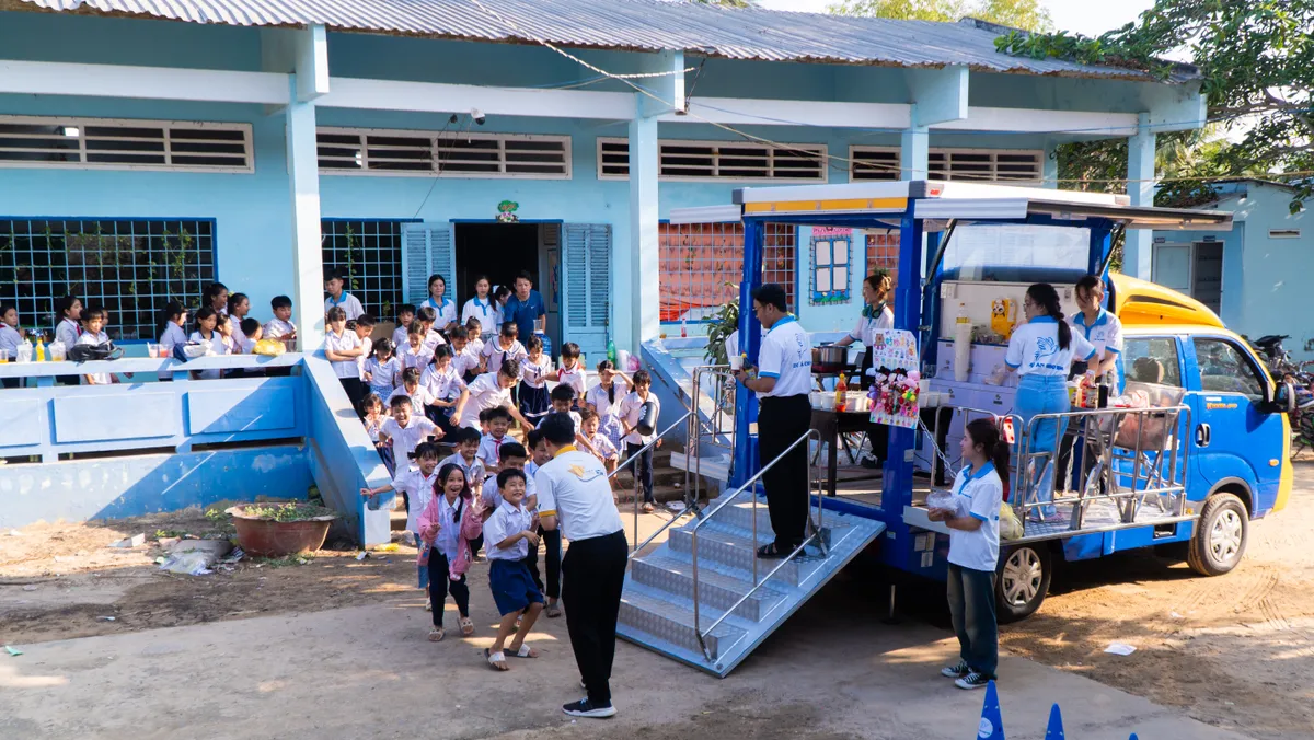 Chuyến xe tử tế th&aacute;ng 6: C&ugrave;ng "Cho em" lan toả hạnh ph&uacute;c tuổi thơ- Ảnh 13.