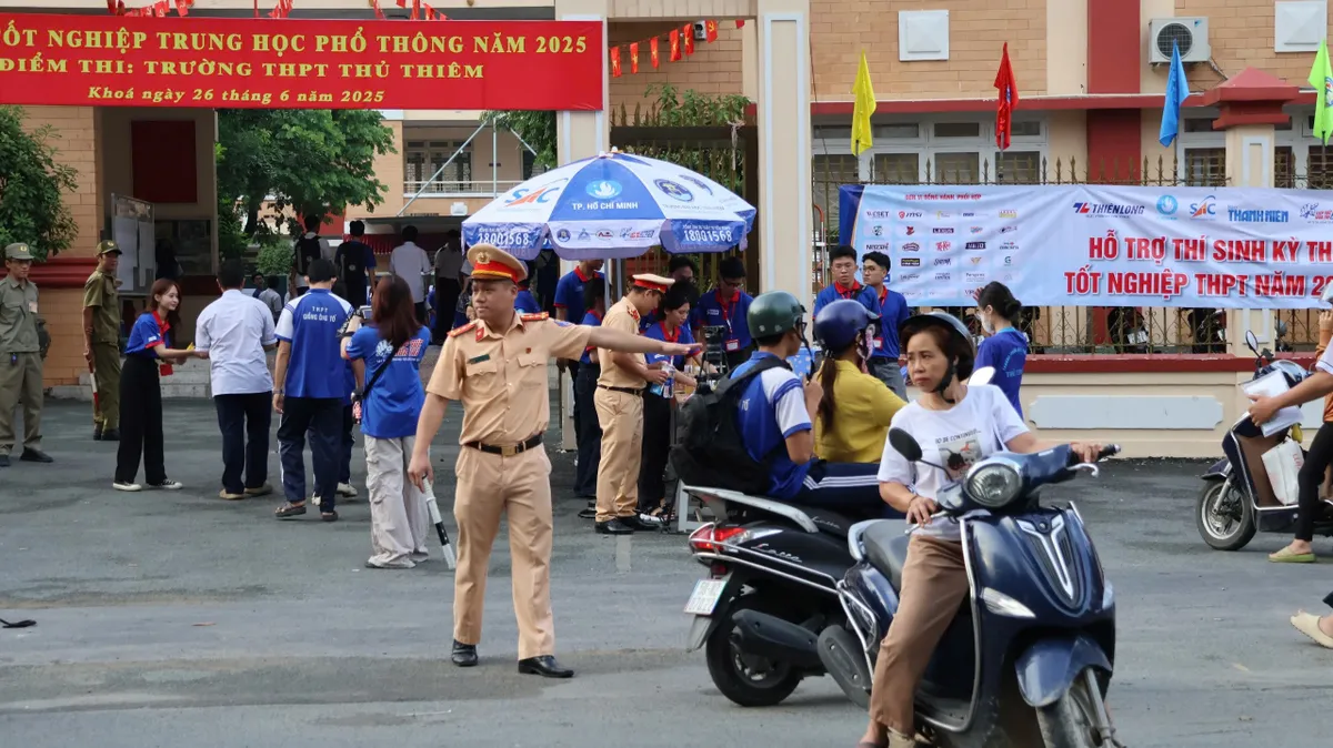 Phân luồng giao thông, đồng hành cùng kỳ thi Tốt nghiệp THPT 2025 - Ảnh 3.