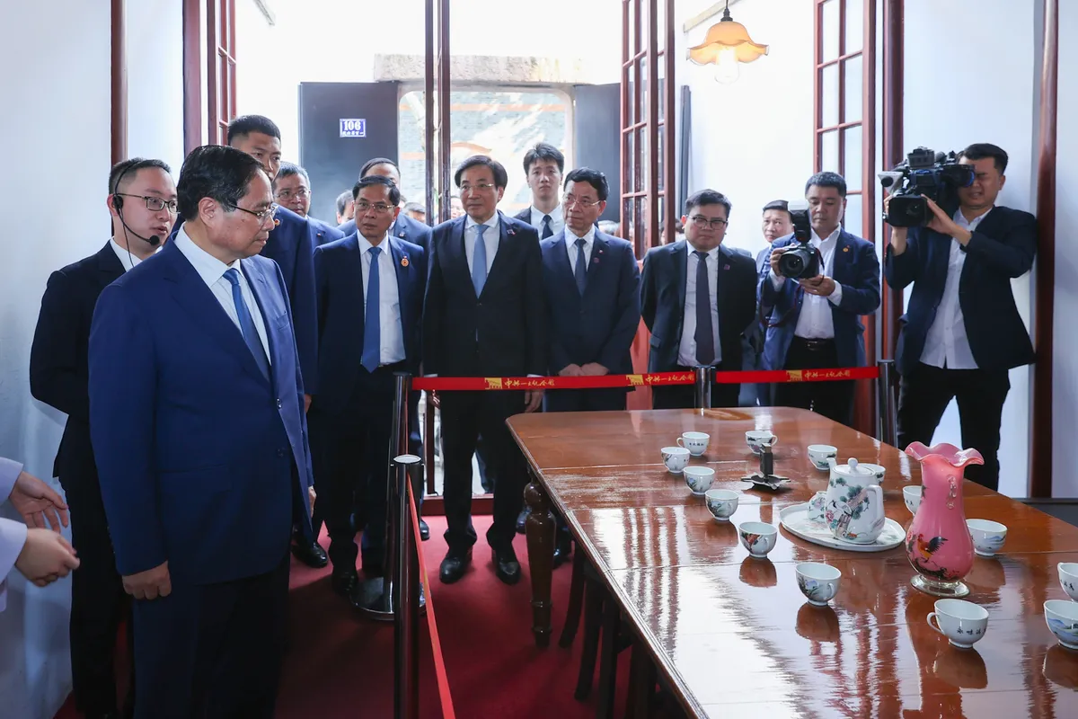 Thủ tướng thăm Khu Di tích Đại hội lần thứ nhất của Đảng Cộng sản Trung Quốc - Ảnh 1.