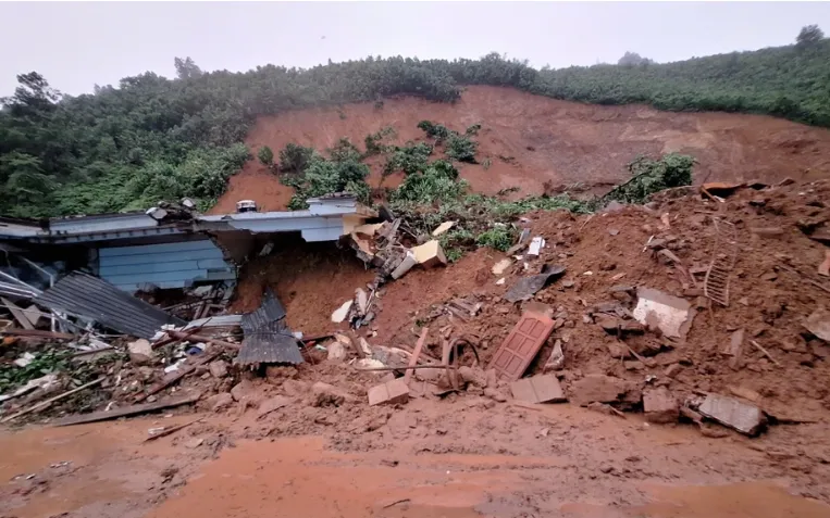 Sạt lở đất vùi lấp 1 người ở Yên Bái rạng sáng 26/6 (Ảnh: Nhân vật cung cấp).