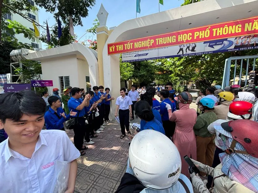 Ngày thi đầu tiên tại Khánh Hòa: An toàn, nghiêm túc và những dư âm từ đề văn 'bầu trời Tổ quốc'.- Ảnh 1.