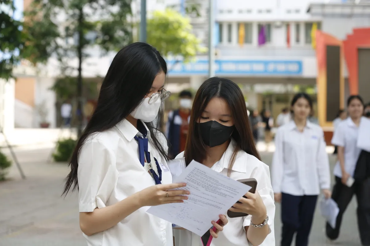 Điểm chuẩn đại học 2025 có thể giảm từ 1 đến 3 điểm
- Ảnh 1.