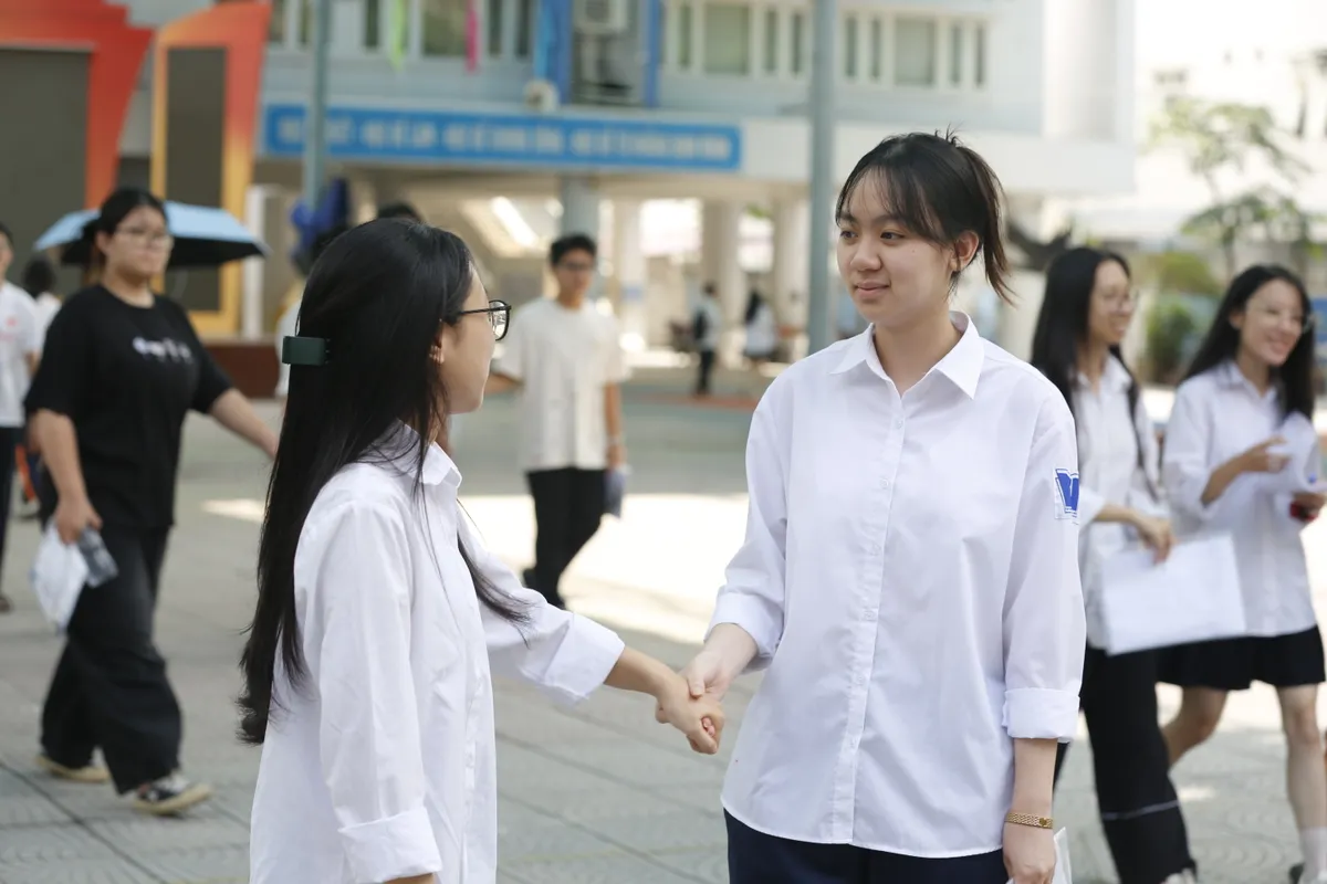 Thí sinh “thăng hoa” với chủ đề về quê hương đất nước trong bài thi Ngữ Văn - Ảnh 3.