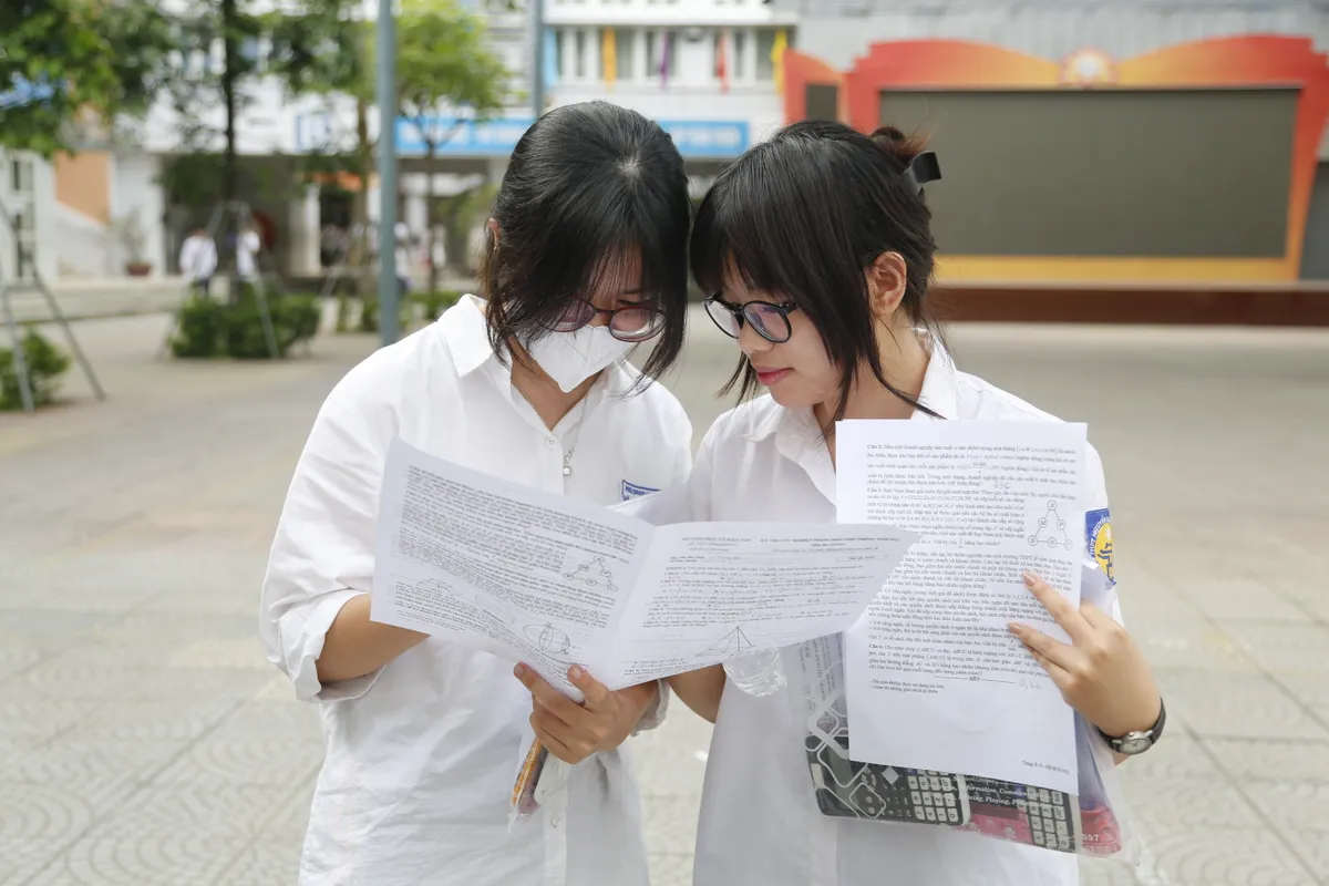 Điểm chuẩn đại học 2025 lập kỷ lục: Thí sinh 9,5 điểm/môn vẫn trượt - Ảnh 1.