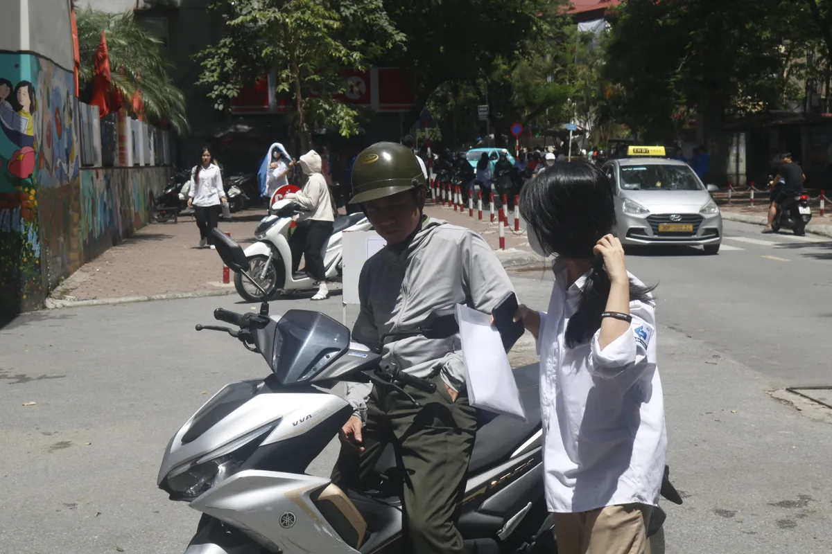 Sắc xanh tình nguyện mùa thi: Tiếp sức không chỉ bằng hành động, mà bằng cả trái tim  - Ảnh 5.
