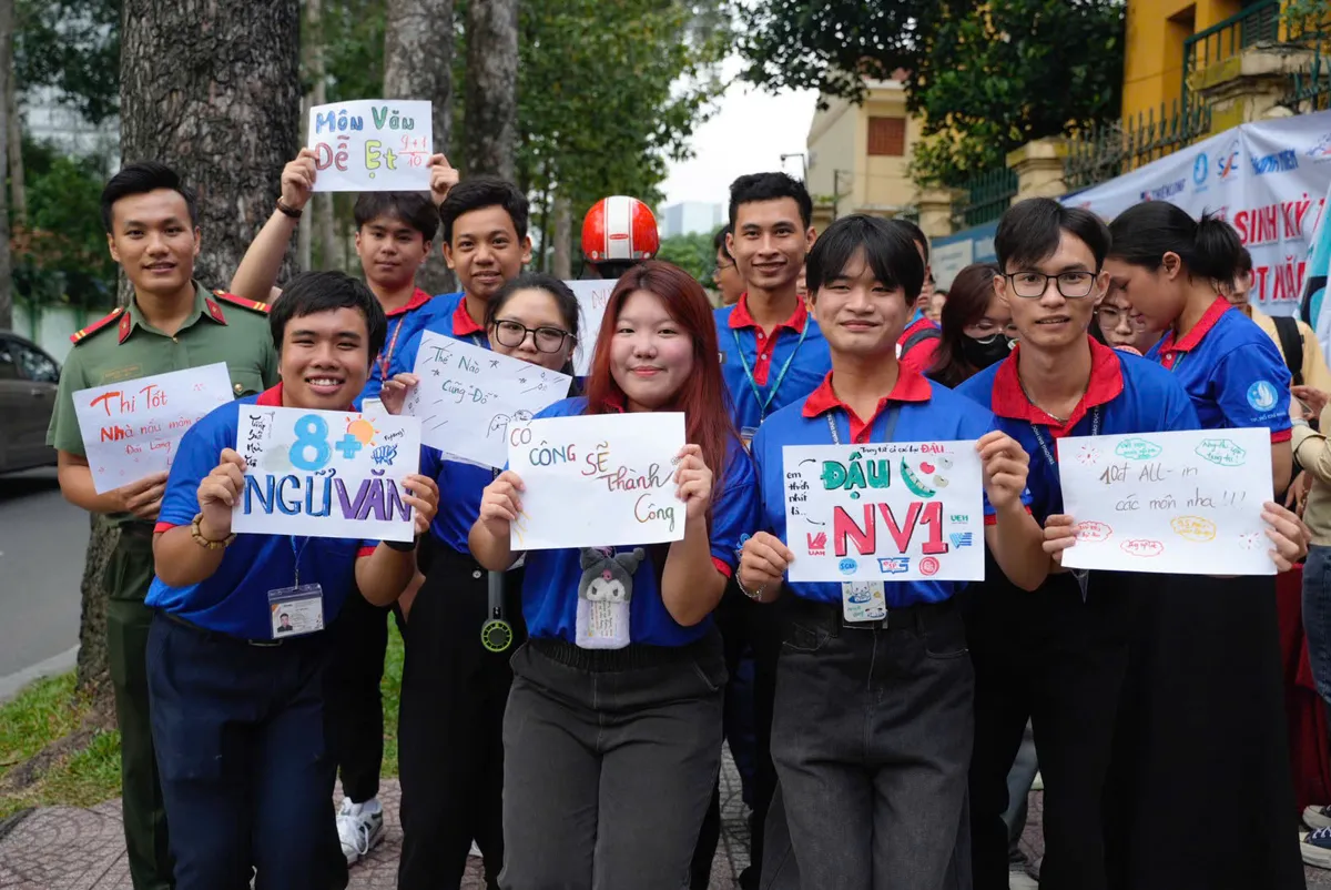 Kỳ thi tốt nghiệp THPT 2025: Không khí sôi động trước giờ G- Ảnh 10. Kỳ thi tốt nghiệp THPT 2025: Không khí sôi động trước giờ G- Ảnh 10.
