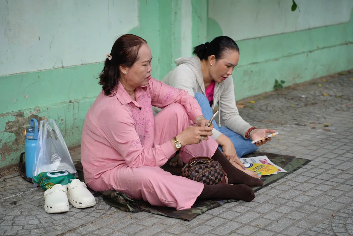 Kỳ thi tốt nghiệp THPT 2025: Không khí sôi động trước giờ G- Ảnh 12. Kỳ thi tốt nghiệp THPT 2025: Không khí sôi động trước giờ G- Ảnh 12.