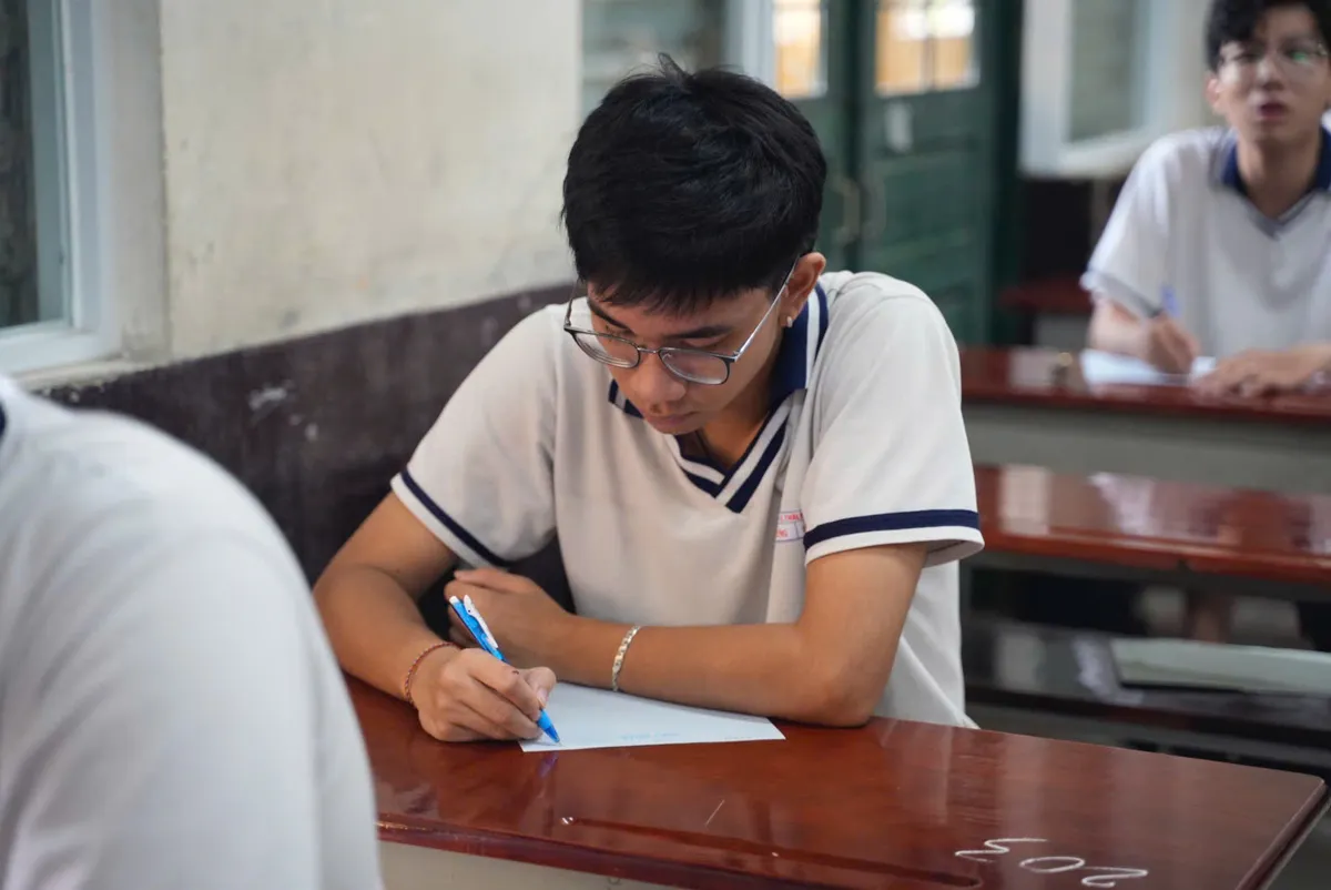 Kỳ thi tốt nghiệp THPT 2025: Không khí sôi động trước giờ G- Ảnh 5. Kỳ thi tốt nghiệp THPT 2025: Không khí sôi động trước giờ G- Ảnh 5.