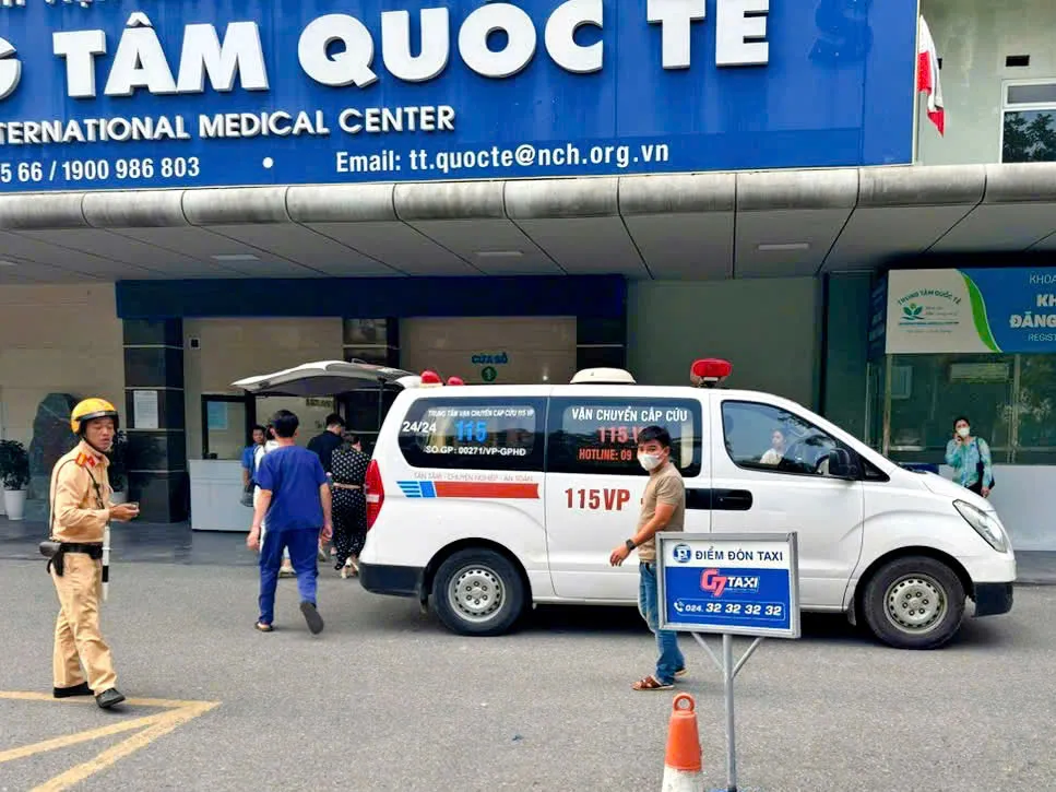 CSGT Hà Nội dùng xe chuyên dụng mở đường đưa cháu bé sốt cao đi cấp cứu kịp thời - Ảnh 2.