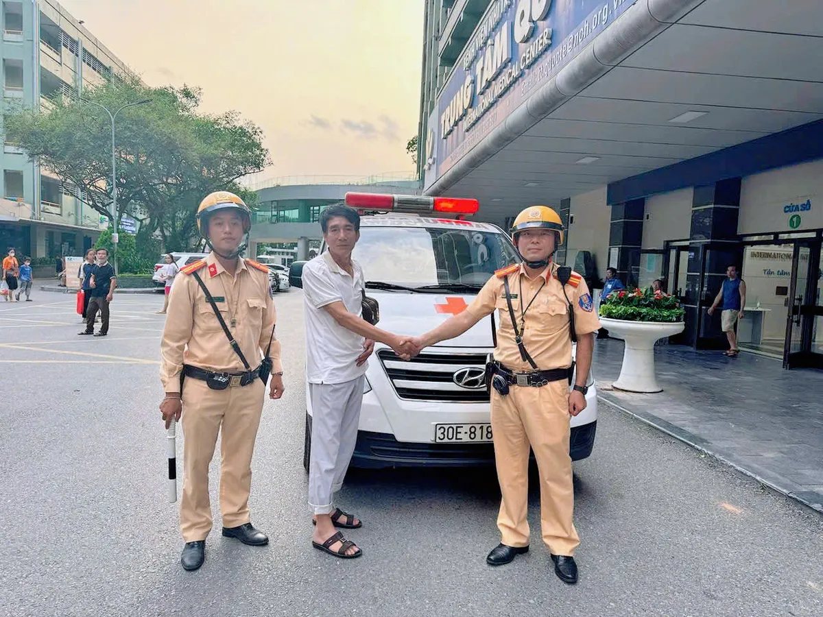 CSGT Hà Nội dùng xe chuyên dụng mở đường đưa cháu bé sốt cao đi cấp cứu kịp thời - Ảnh 1.