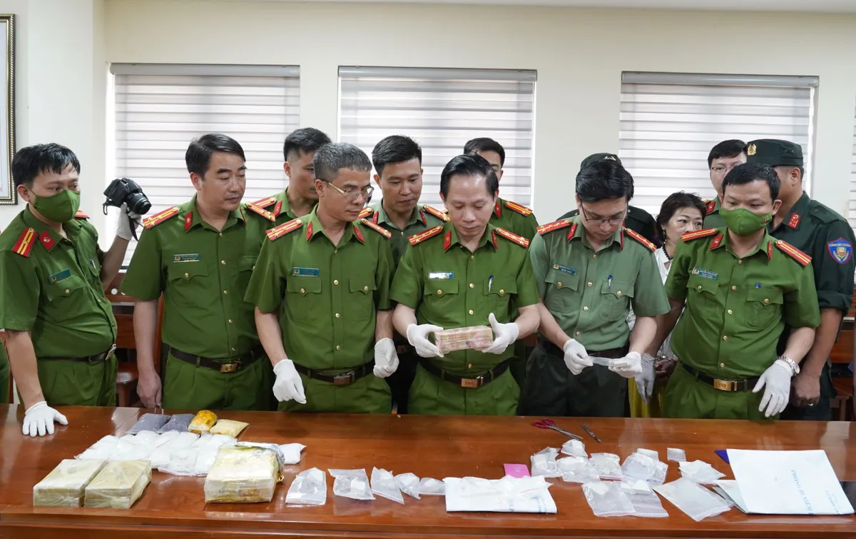 Phá đường dây mua bán ma túy liên tỉnh, thu 5,8 kg ma túy, 1 khẩu súng - Ảnh 3.