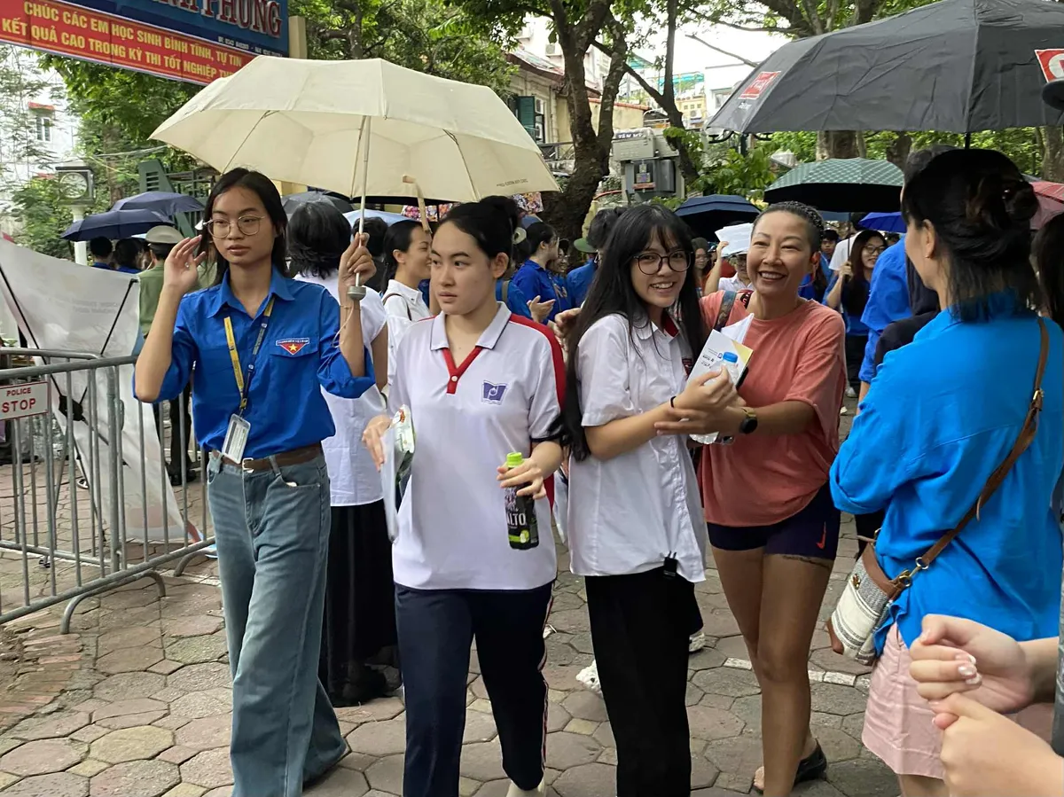 Thí sinh hài lòng với bài thi môn Tự chọn tốt nghiệp THPT 2025
- Ảnh 1. Thí sinh hài lòng với bài thi môn Tự chọn tốt nghiệp THPT 2025
- Ảnh 1.