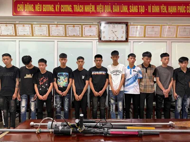 Nhóm thanh thiếu niên cầm kiếm dạo phố, quay clip đăng TikTok - Ảnh 1.