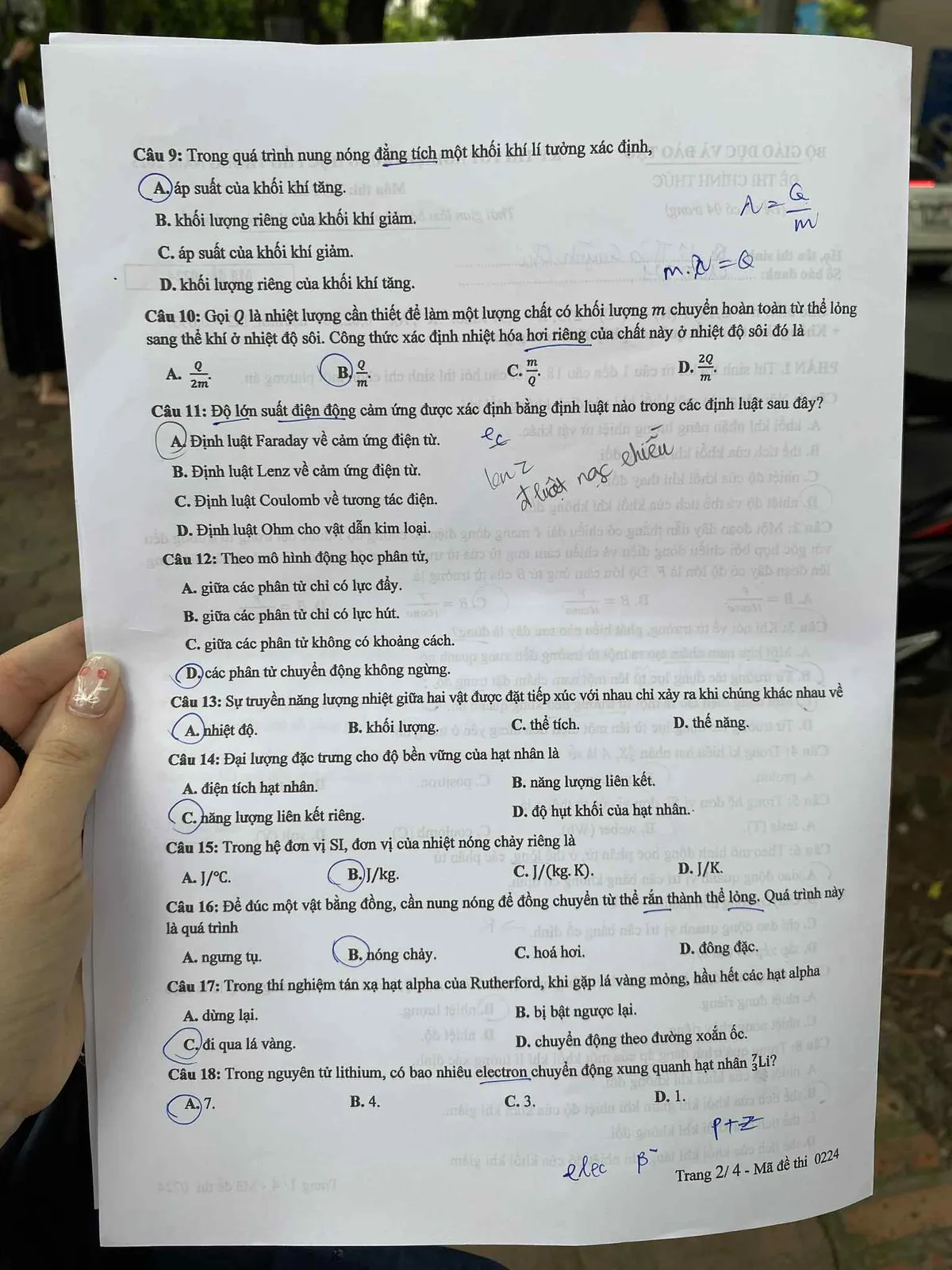 Đề Vật l&yacute; thi tốt nghiệp THPT 2025
- Ảnh 2.