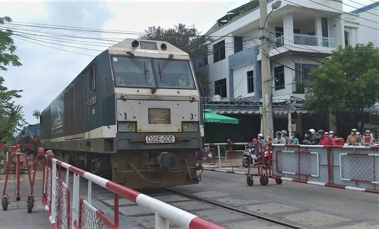 Ph&acirc;n cấp cấp ph&eacute;p x&acirc;y dựng đường ngang đường sắt cho địa phương - Ảnh 1.