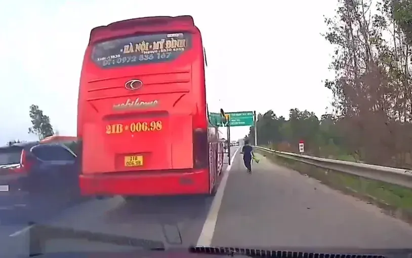 Thời điểm xe khách dừng đón khách trên cao tốc. (Ảnh: CA) Thời điểm xe khách dừng đón khách trên cao tốc. (Ảnh: CA)