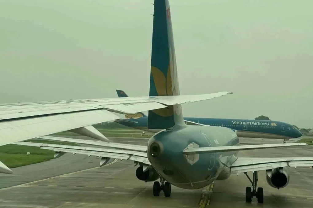 Hai máy bay Vietnam Airlines va quệt trên đường lăn Hai máy bay Vietnam Airlines va quệt trên đường lăn