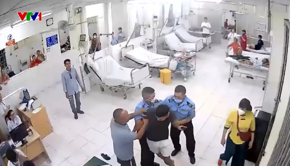 Liên tiếp các vụ hành hung bác sĩ, nhân viên y tế: Lo lắng và áp lực khi làm việc - Ảnh 1.