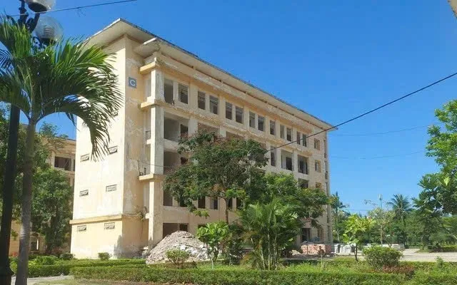 Giảng đường nhà C - Trường đại học Quảng Bình đang được cải tạo, sữa chữa thành nhà công vụ cho cán bộ Quảng Trị ra lưu trú.