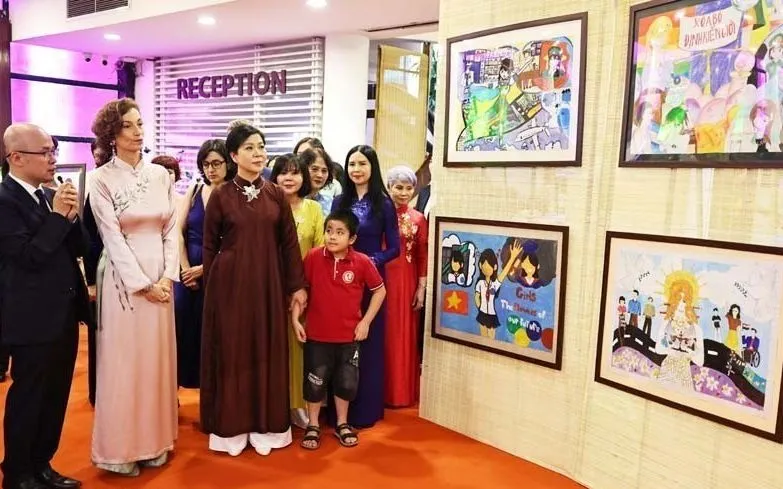 Phu nhân Tổng Bí thư Tô Lâm, bà Ngô Phương Ly và Tổng giám đốc UNESCO, bà Audrey Azoulay dự Triển lãm ''Chúng tôi có thể''. Ảnh: TTXVN